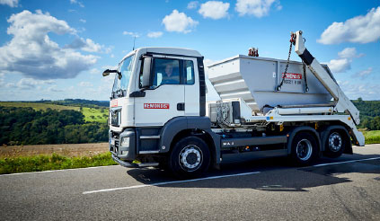 Absetzkipper mit Absetzkipper-Mulde für gefährliche Abfälle