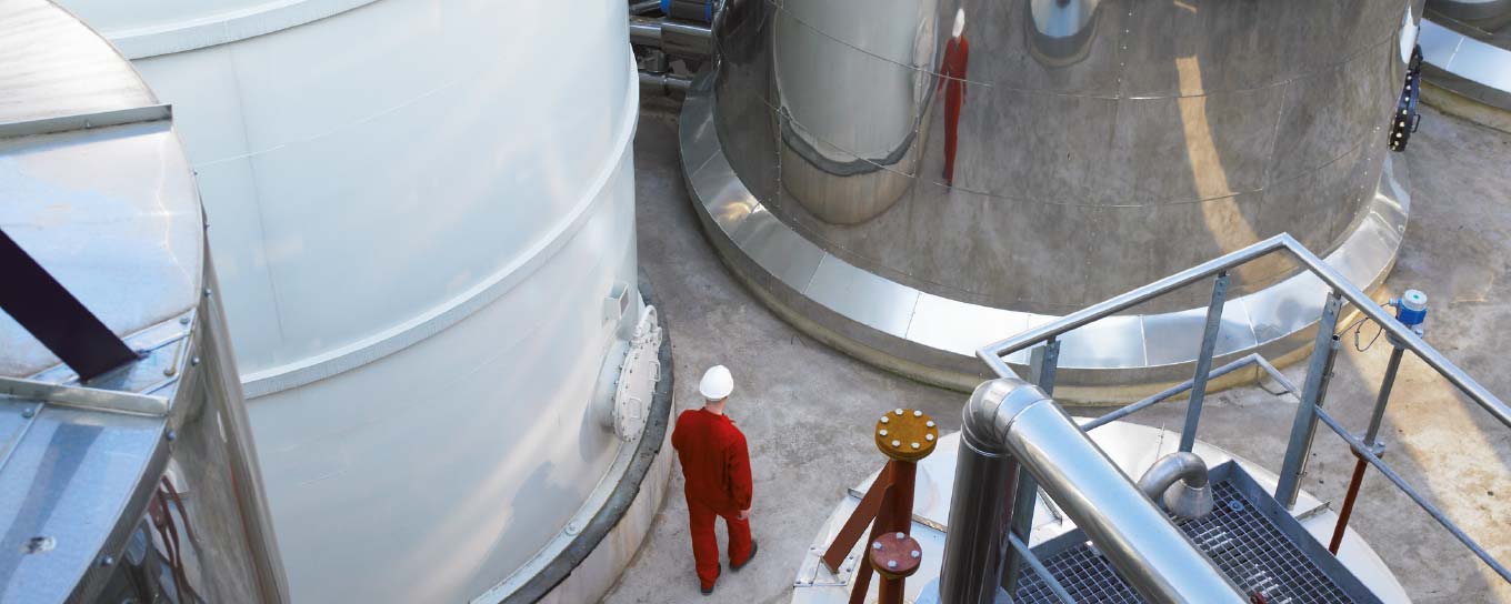 Für flüssige Produkte stehen große Tanklager zur Verfügung