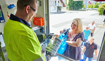 Geschultes Fachpersonal vom REMONDIS Schadstoffmobil bei der Gefahrstoffannahme 