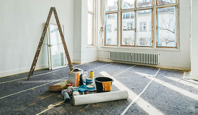 Zu entsorgende Farben und Lacke im Zuge einer Wohnungsrenovierung