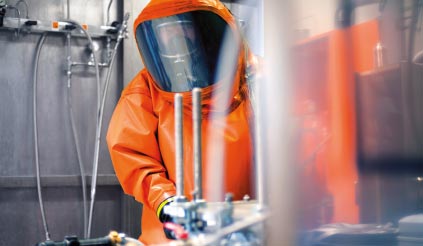 Mitarbeiter bei der Vor-Ort-Kontrolle in Schutzkleidung