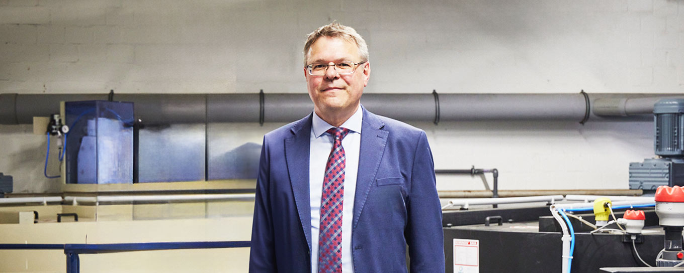 Geschäftsführung Dr. Martin Kemmler in der Iod-Rückgewinnungsanlage